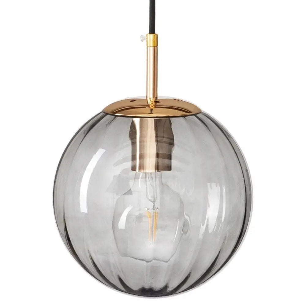 Hengende taklampe Pandora i grått glass med gullfarget feste, frontvisning med synlig lyspære i kuppelen.