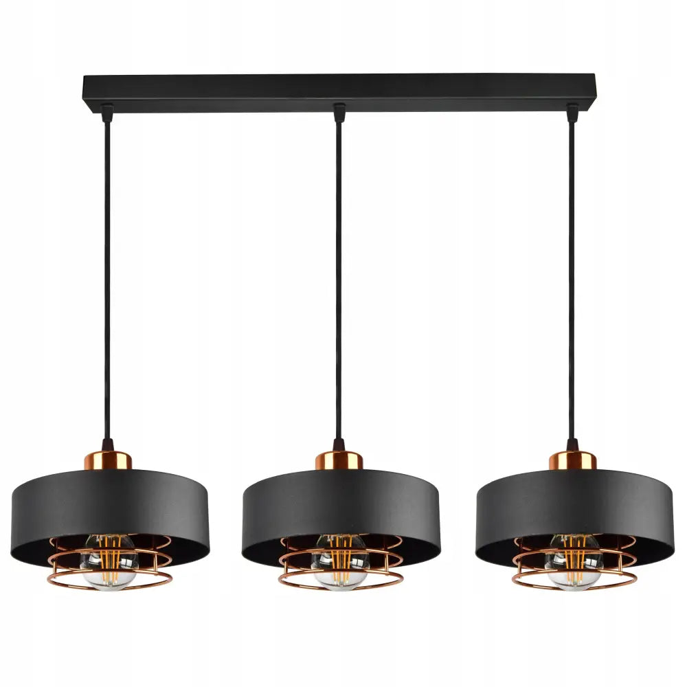 Hengende taklampe i sort metall med kobberelementer, tre lyspærer og moderne, industrielt uttrykk.