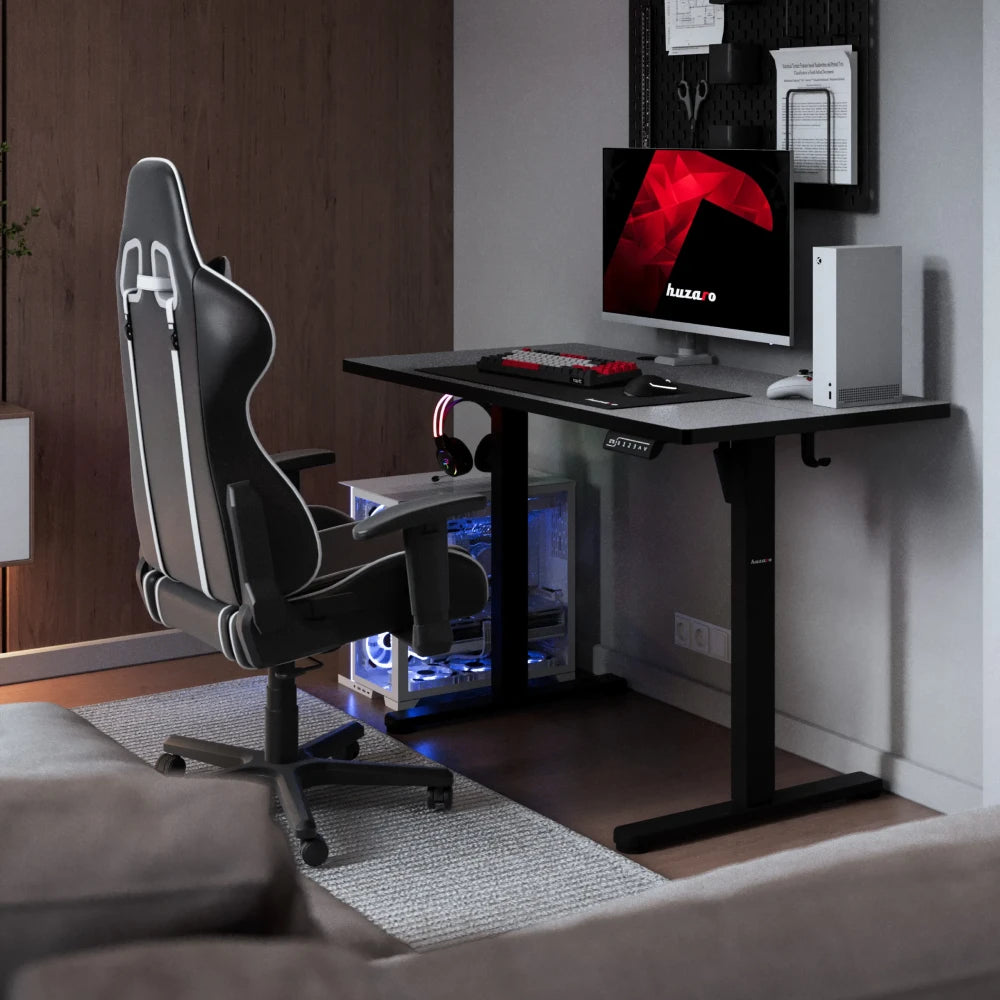 Huzaro Hero 8.1 120 cm skrivebord med gaming-oppsett på bordet