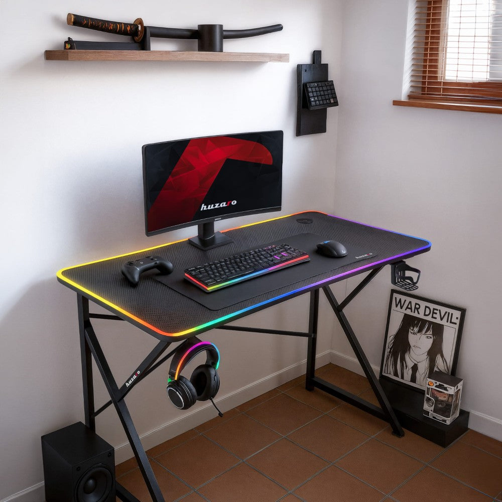 Huzaro Hero 1.7 RGB kabelgjennomføring i sort MDF-plate nærbilde