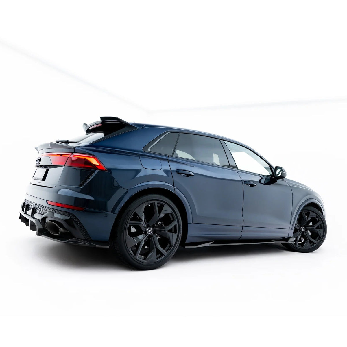 Sideskjørt i prepreg karbon til Audi RSQ8 Mk1 Facelift montert på bilen