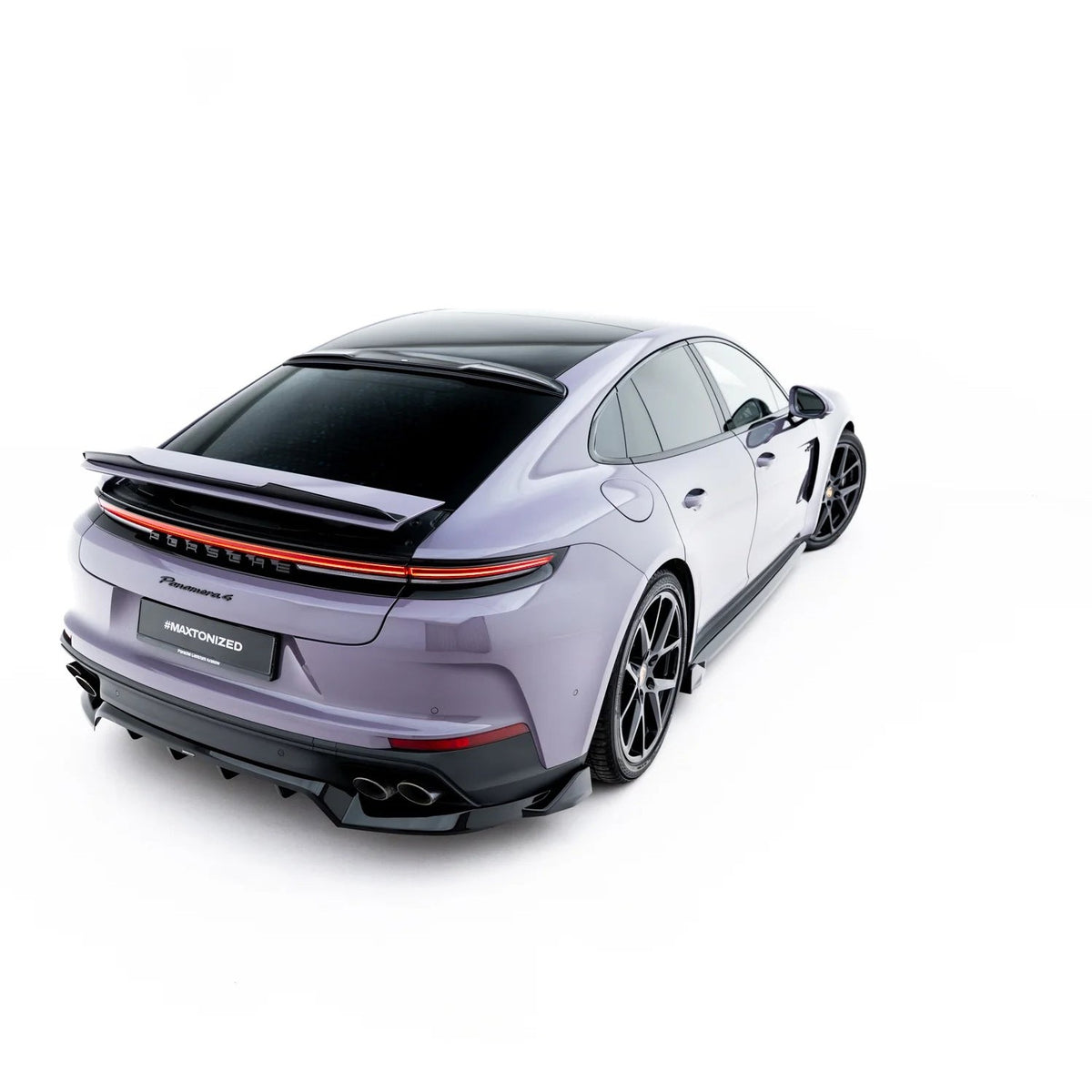 Spoiler Cap i blank sort ABS til Porsche Panamera 972 montert på bakspoiler