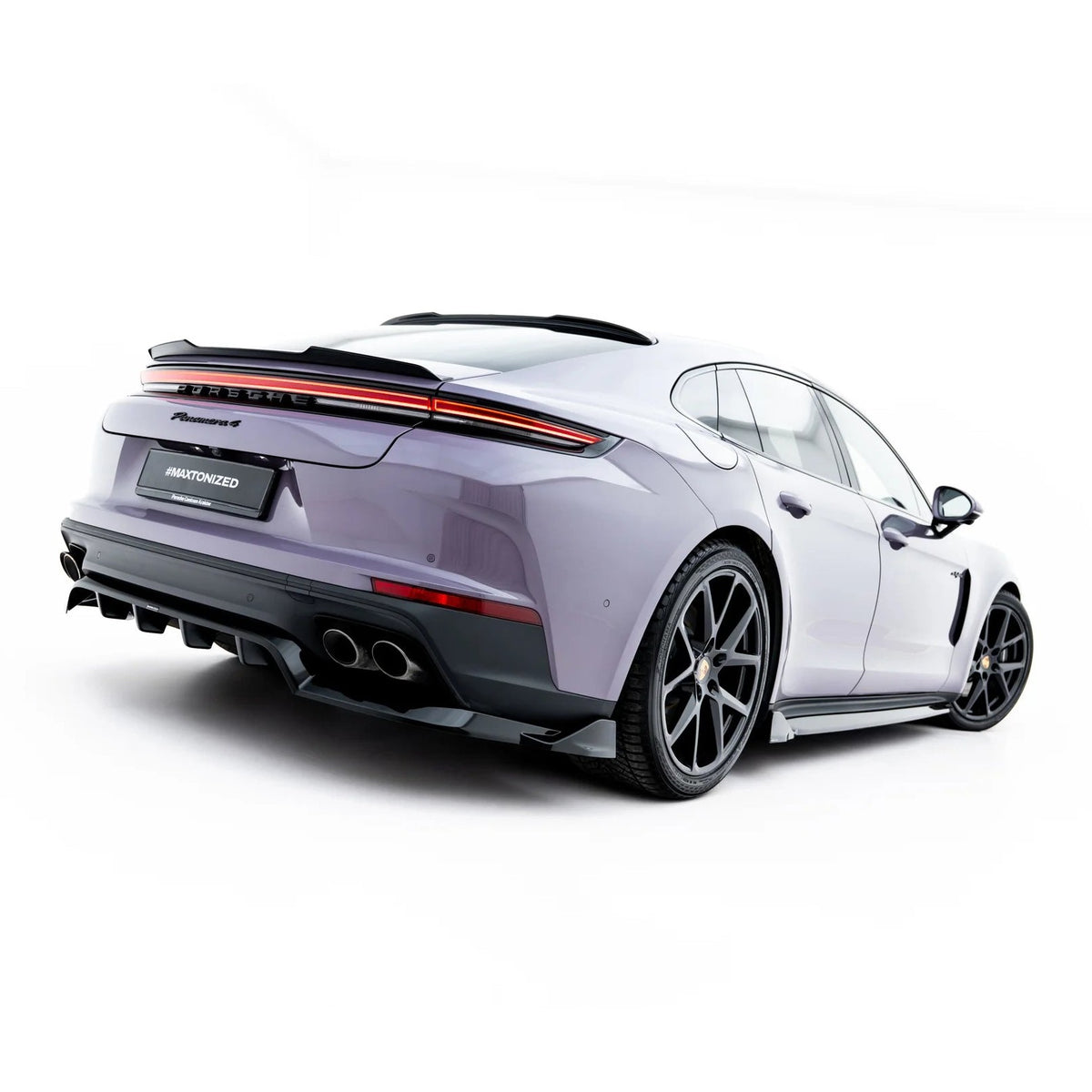 Diffuser i ABS Gloss Black til Porsche Panamera 972 montert på bakfangeren