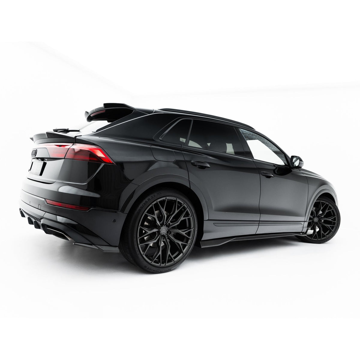 Sideskjørt i prepreg-karbon til Audi SQ8 Mk1 Facelift sett fra siden
