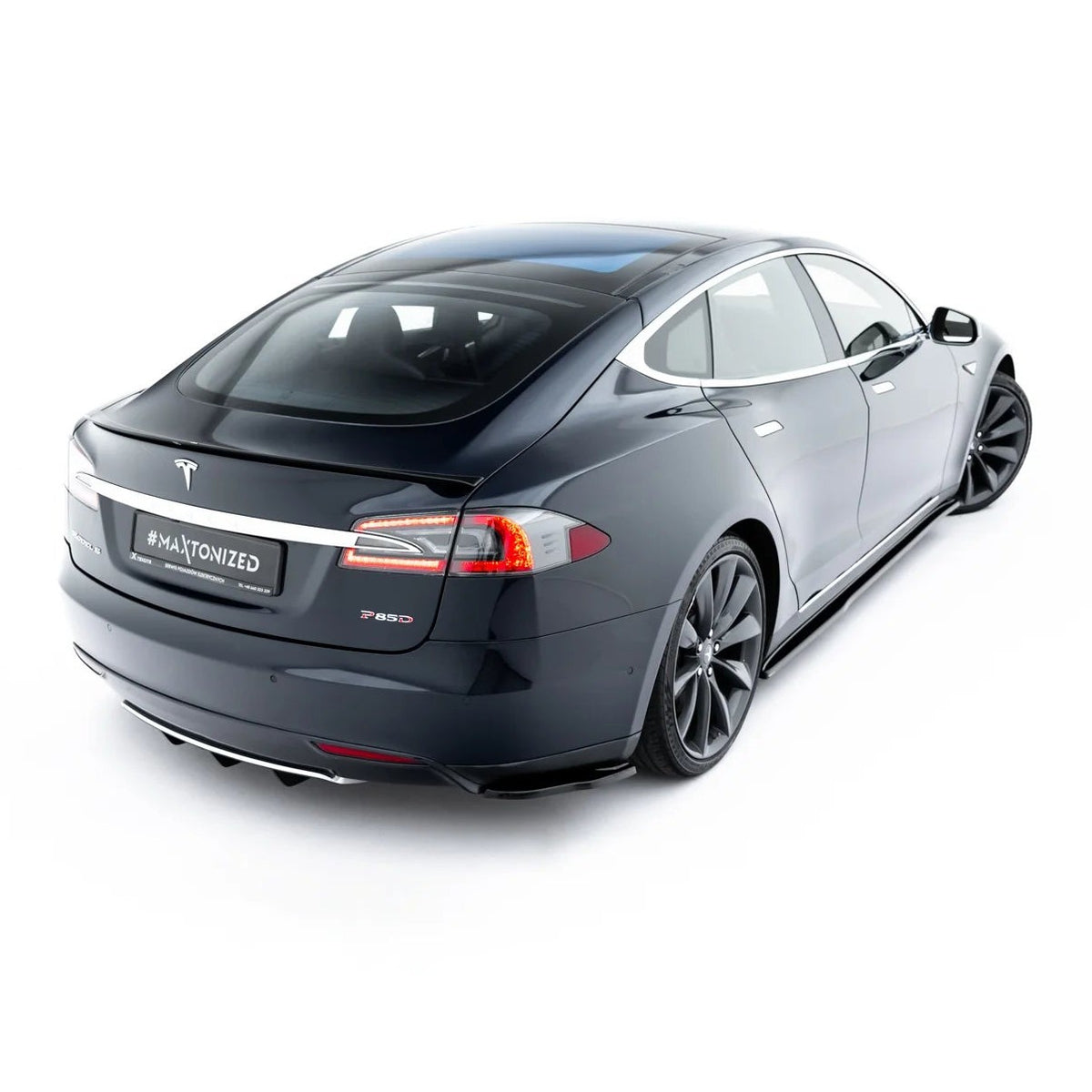 Spoiler Cap V.2 i blank sort til Tesla Model S Mk1 montert på bakluken