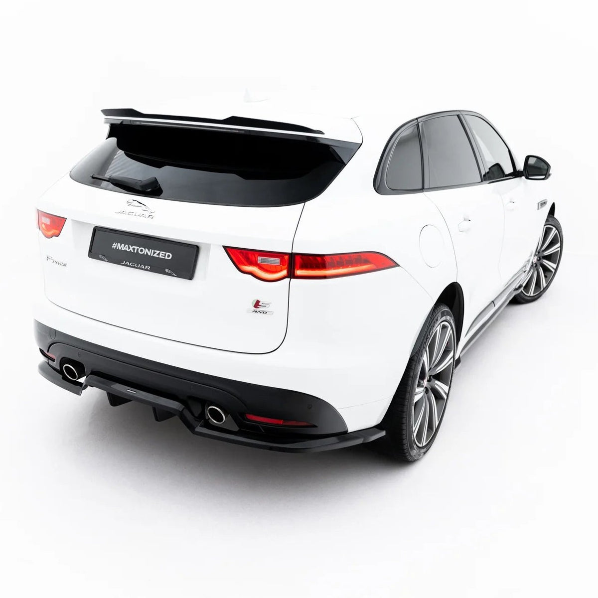 Spoiler Cap i blank sort ABS til Jaguar F-Pace S montert på bagasjeromskanten