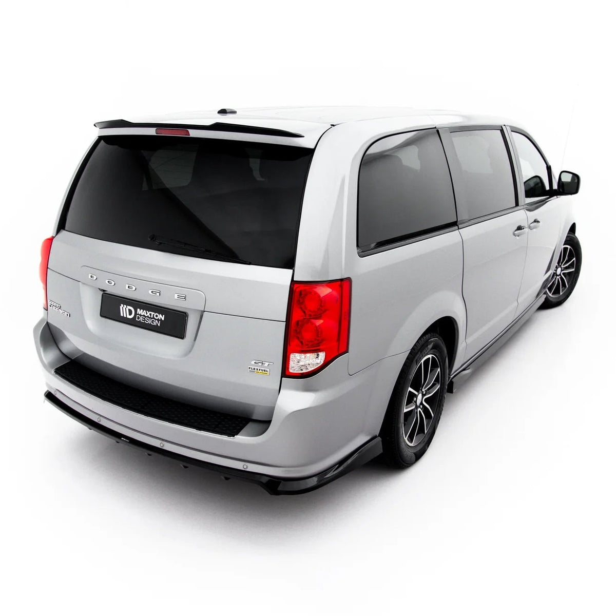 Spoiler Cap i blank sort til Dodge Grand Caravan Mk5 Facelift montert på bagasjeromslokket