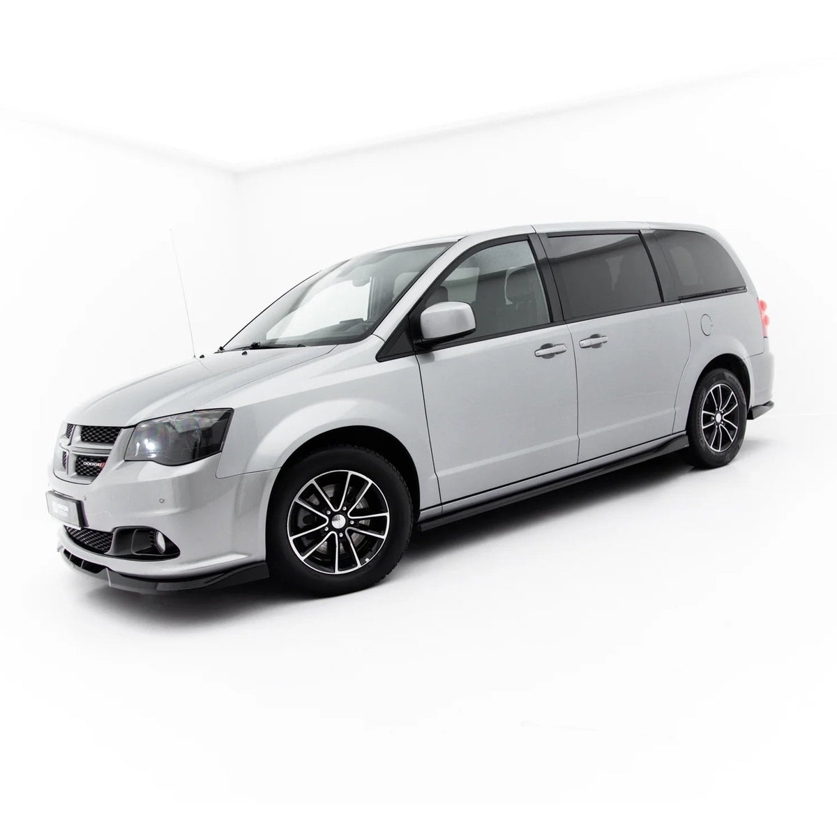 Splittersett i ABS-plast til Dodge Grand Caravan Mk5 Facelift montert på bil
