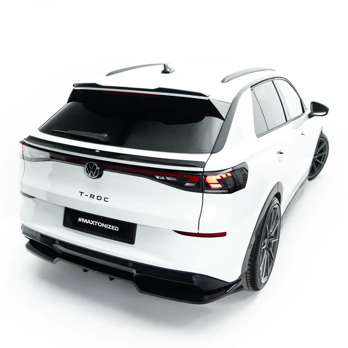 Spoiler Cap i blank sort til Volkswagen T-Roc Mk2 R-Line montert på baklukespoileren