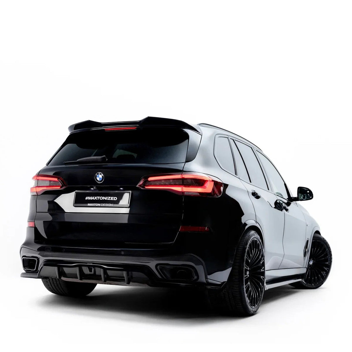 Spoiler Cap 3D i blank sort ABS til BMW X5 G05 montert på bakluken