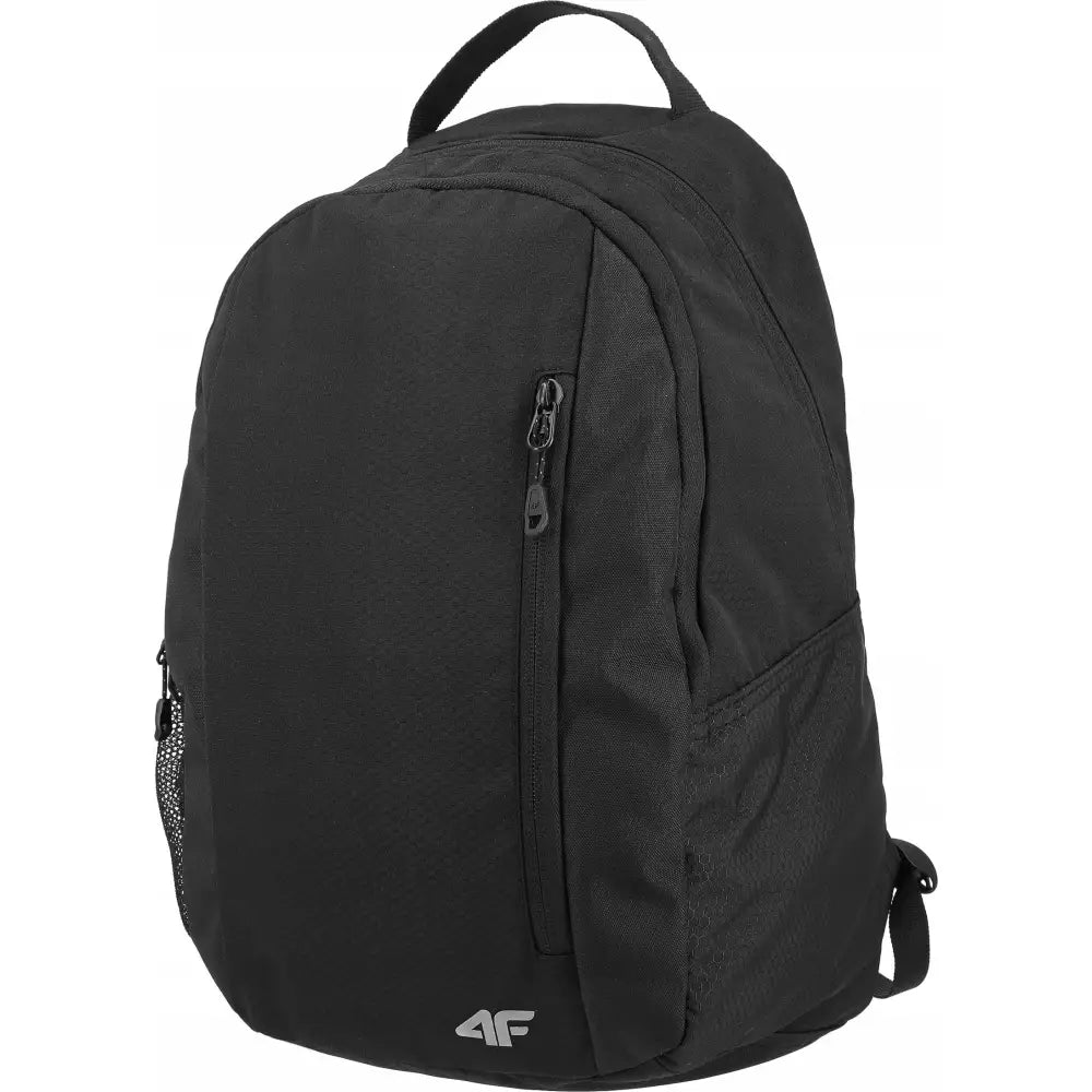 Herresportssekk i svart tekstil, skrå frontvisning med glidelåslommer, topphåndtak og diskret logo nederst.