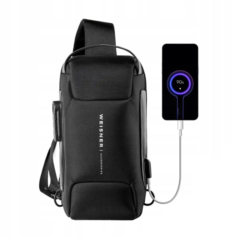 Herreveske i svart tekstil, frontvisning med USB-ladeport i bruk, synlig logo og justerbar skulderrem.