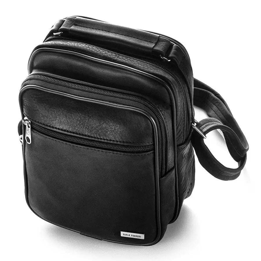 Herreveske i svart skinn, skrå vinkel som viser glidelåslommer, justerbar rem og diskret metallogo foran.