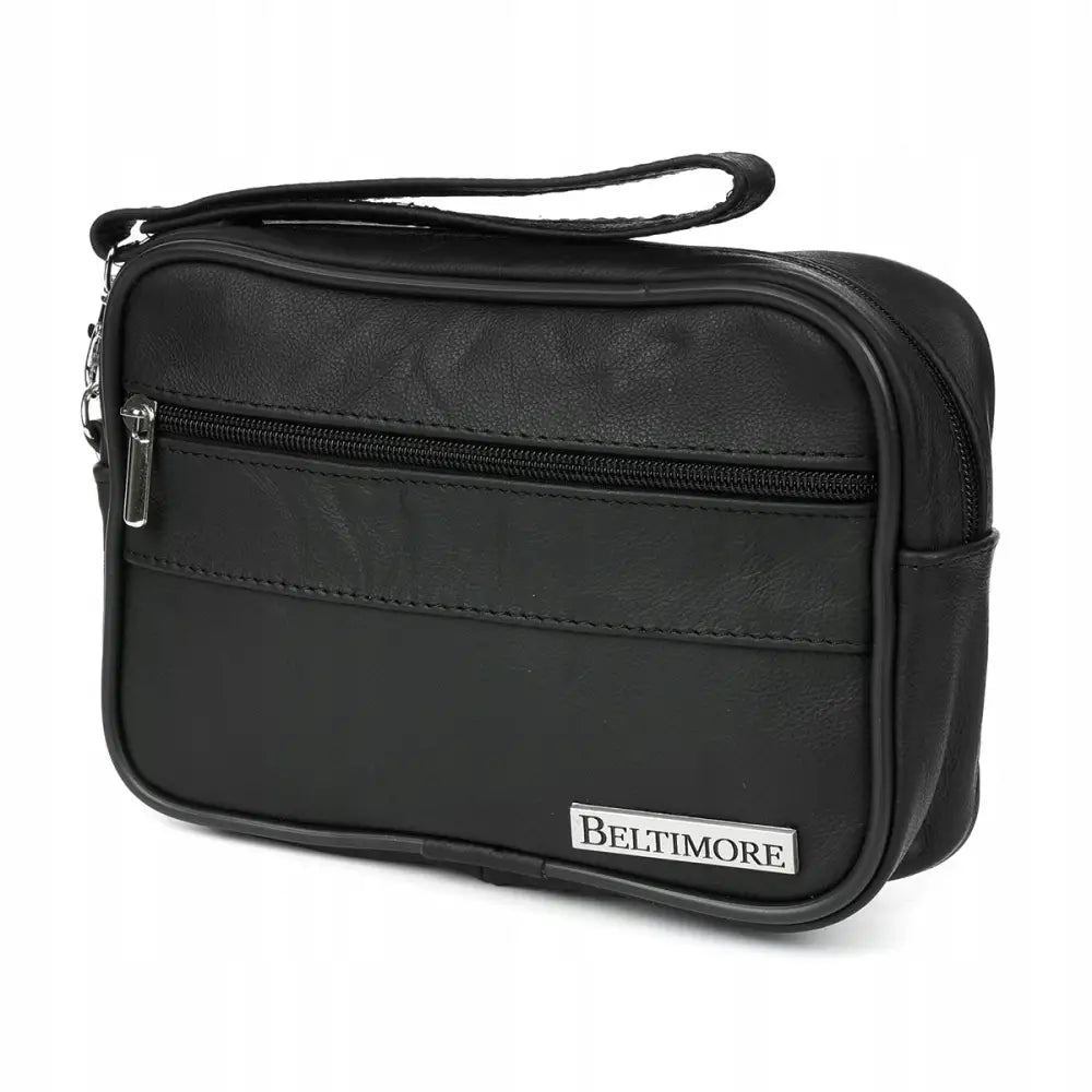 Herreveske i svart skinnimitasjon, skrå front, viser glidelåslomme, håndleddsrem og diskret metallogo.