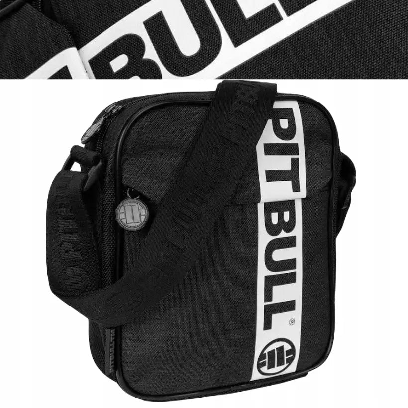 Herreveske Pit Bull Hilltop, sort tekstil med hvit stripe, stor sort logo og justerbar rem med preget tekst.