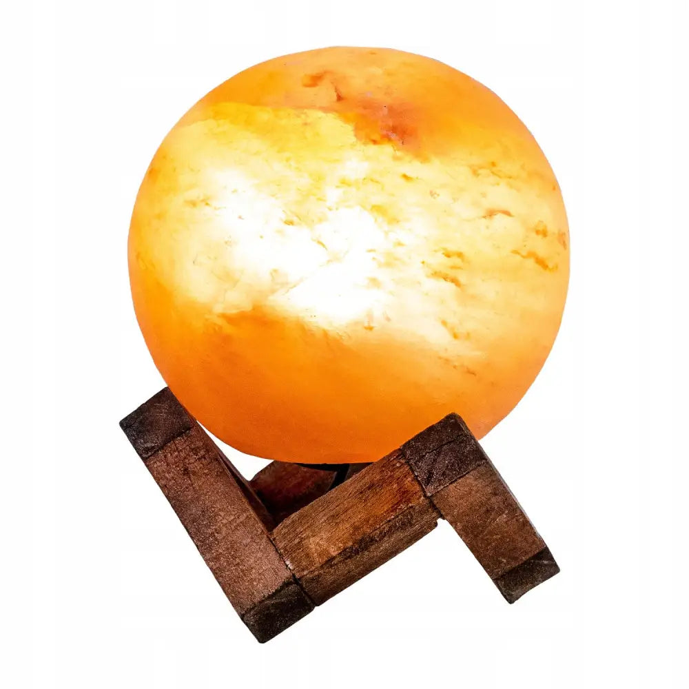 Himalaya saltlampe kule, oransje og hvit med naturlige sjatteringer, plassert på mørkt trekantet trestativ.