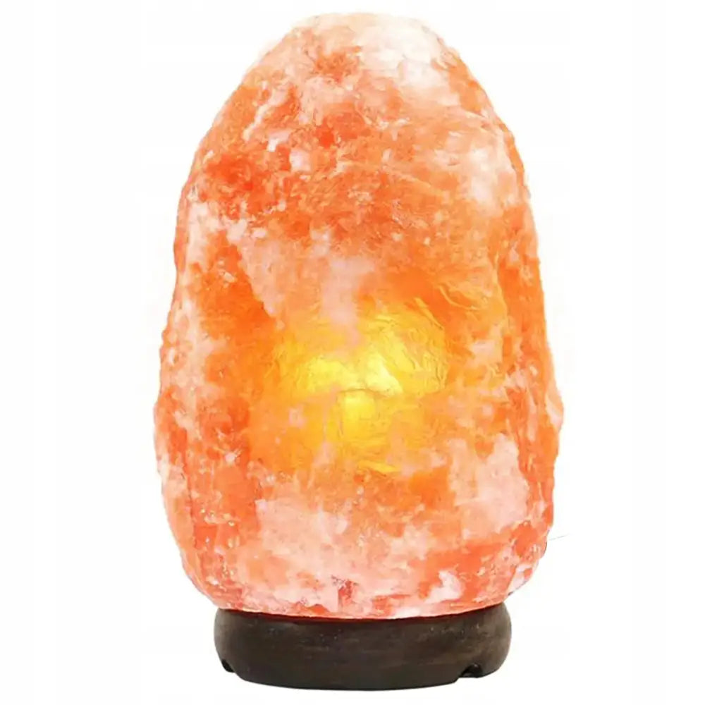 Himalayasaltlampe i naturlig steinform, oransje og hvit, lyser varmt på mørk rund sokkel.