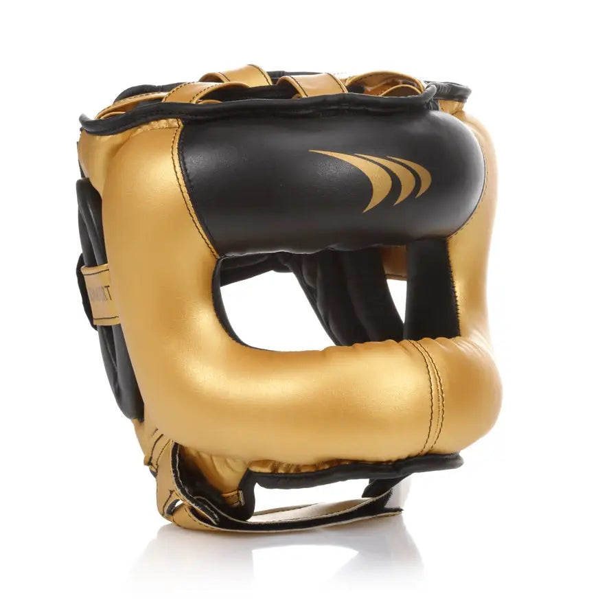 Hjelm med nesedeksel PRO M, gull og svart kunstskinn, skrå frontvisning med synlig logo og borrelås.