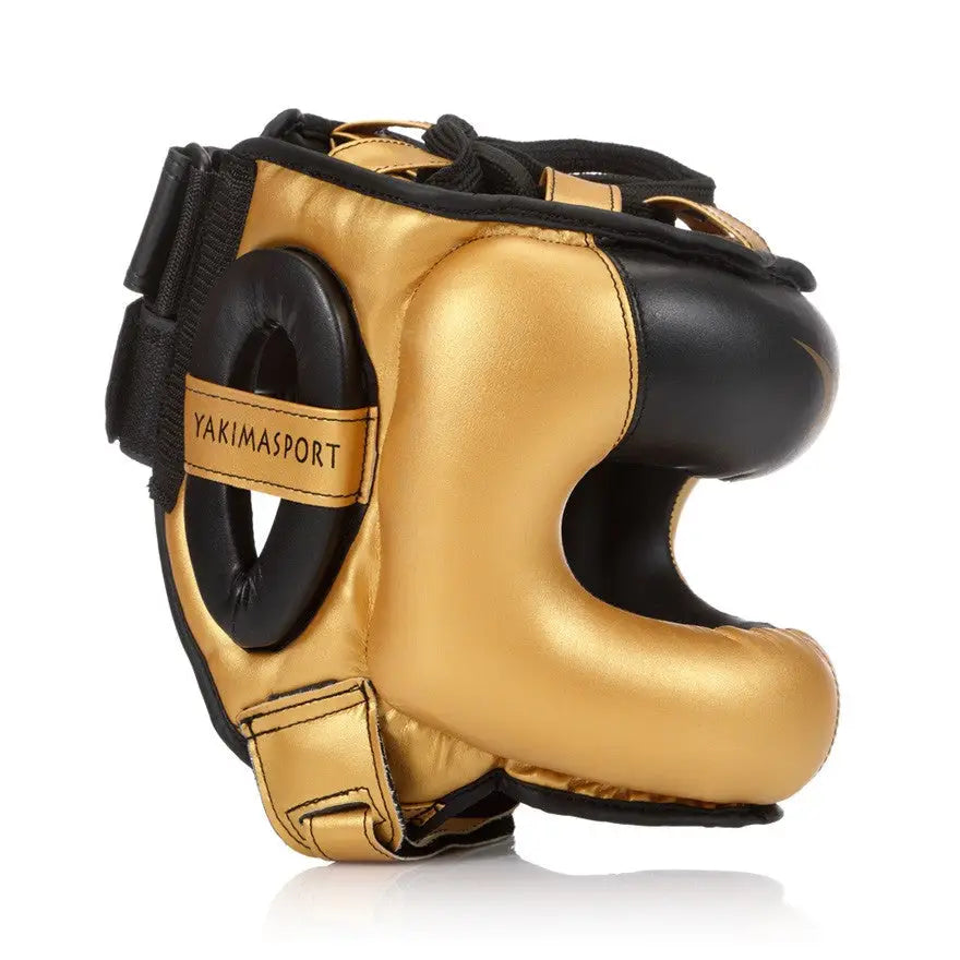 Hjelm med nesedeksel PRO M i gull og svart kunstskinn, sidevisning med polstring, åpning til øret og stropp.