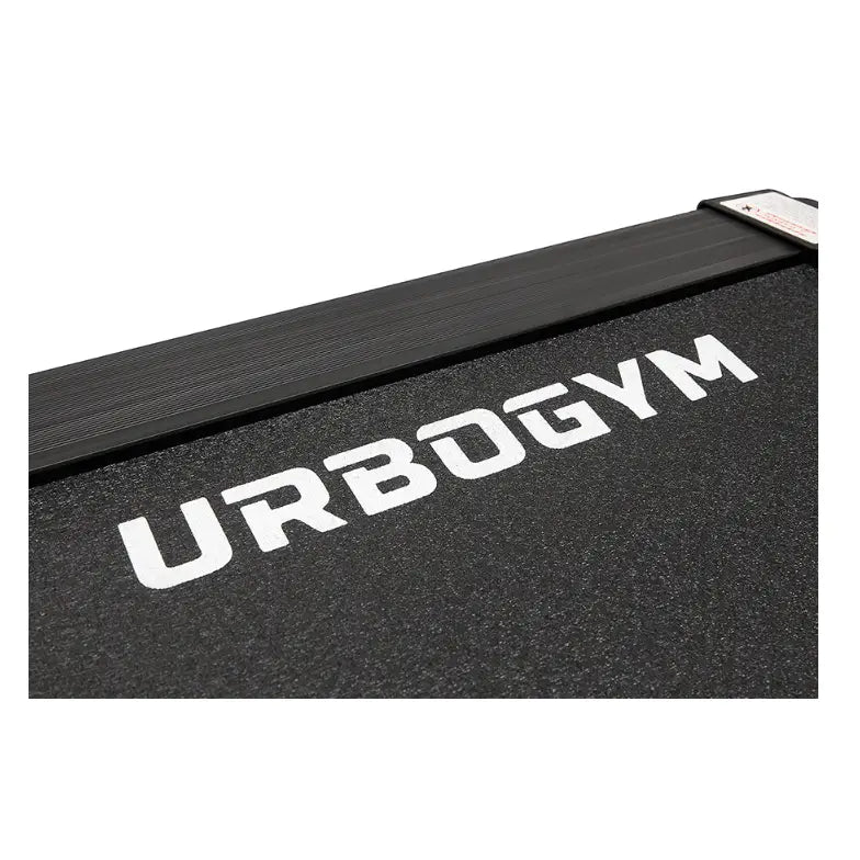 Tredemølle Urbogym V720S, nærbilde av teksturert sort løpebånd med tydelig hvit URBOGYM-logo.