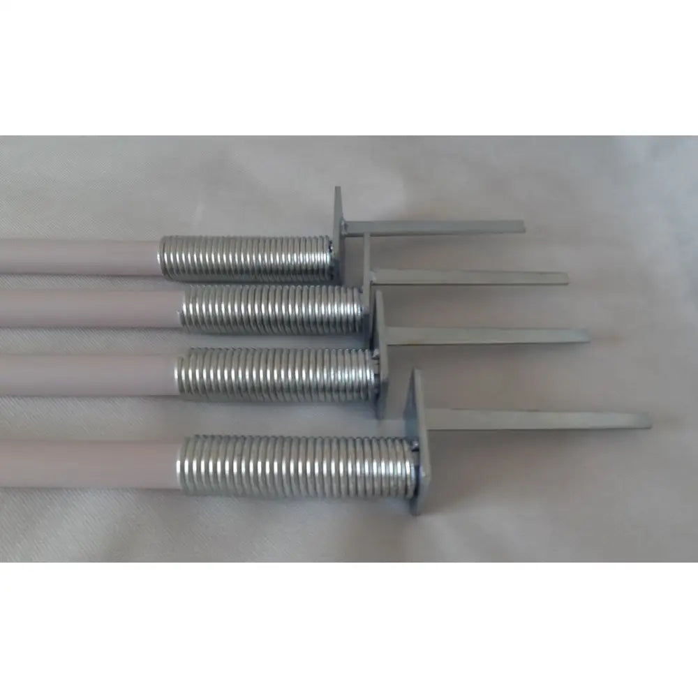 Fire hjørneflaggspyd med riflet grep og firkantet plate, sidevisning som fremhever de spisse tuppene.