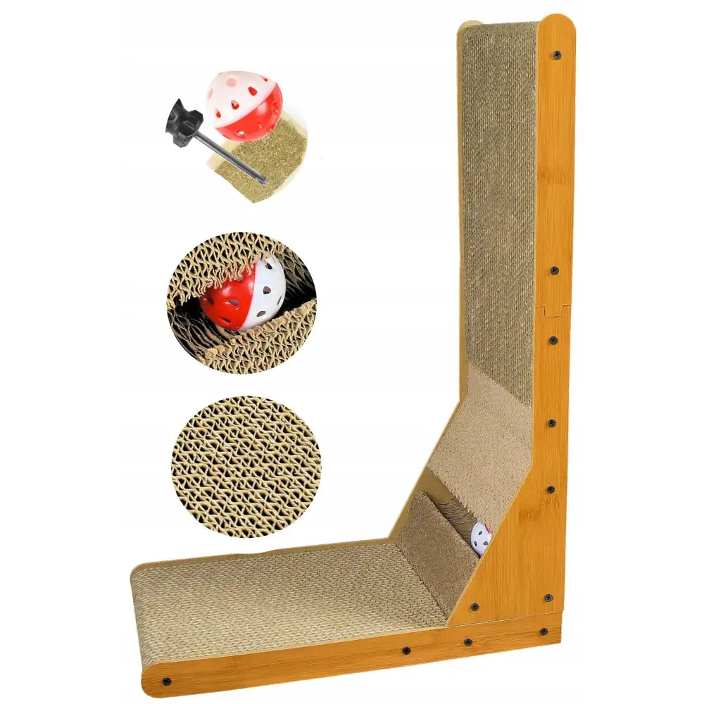 Hjørnekatteklorestativ med kattemynte, utskiftbare sisalplater og rød-hvit ball synlig under papp, sett fra siden.