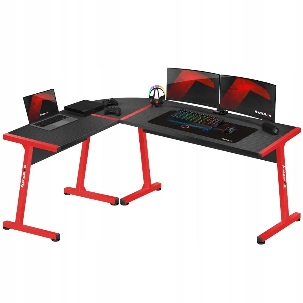 Gaming hjørnebord Huzaro Hero 6.0 i sort med røde ben, skråvisning med skjermer, tastatur og hodetelefoner.
