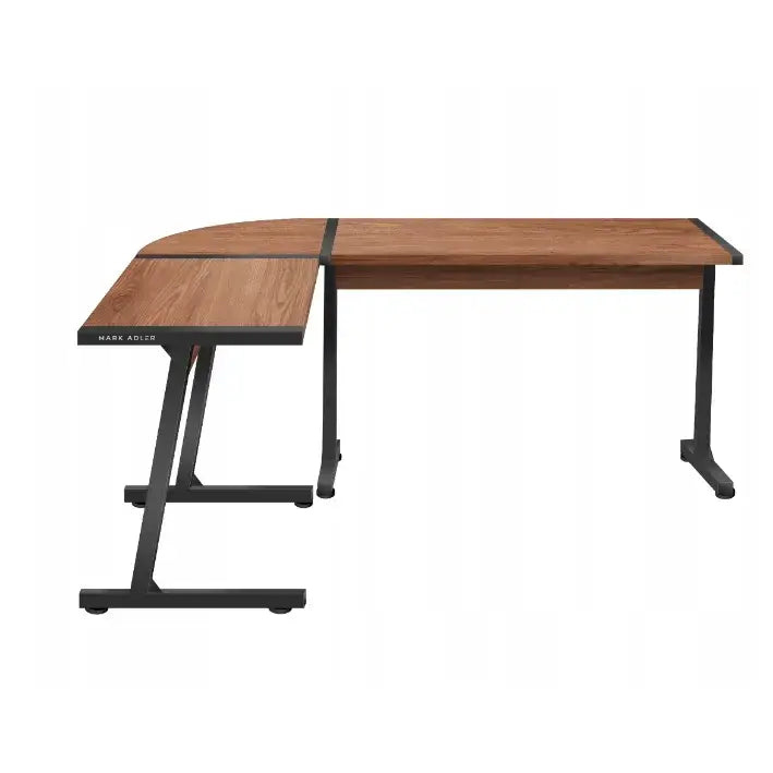 Hjørneskrivebord Huzaro Mark Adler Leader 5.5 WN, L-formet med lys brun topp og sorte metallben, sett fra vinkel.