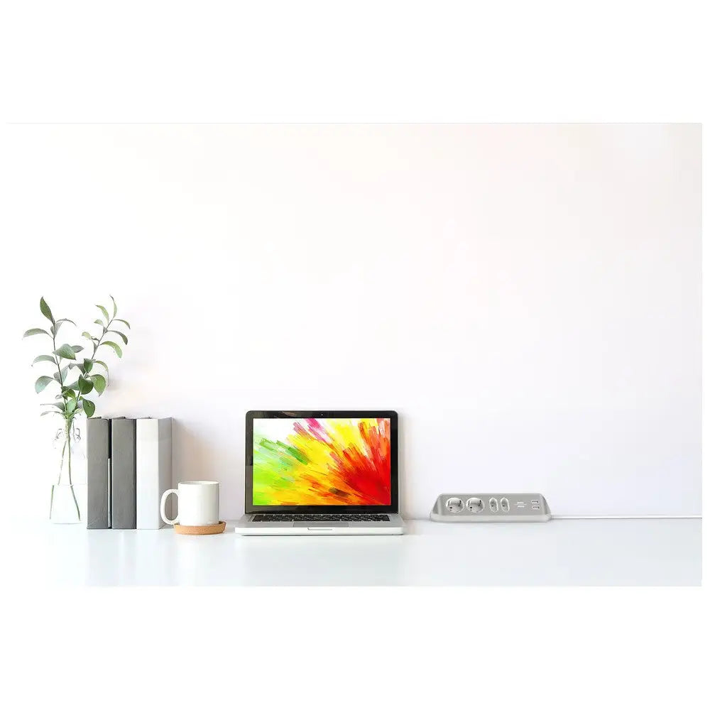 Hjørneuttak Estilo V2 med fire strømkontakter og to USB-porter montert på skrivebordets høyre side.