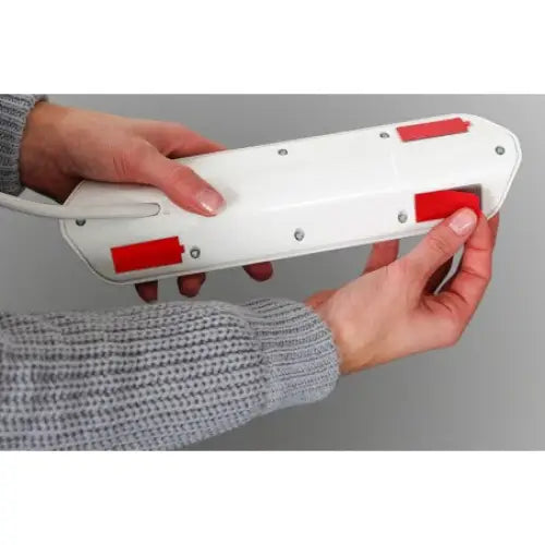 Hjørneuttak Estilo V2, sidevisning av hvit bakside med røde selvklebende puter og festemekanisme i fokus.