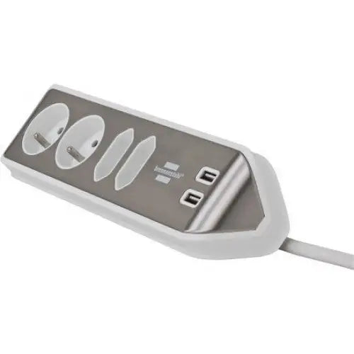 Hjørneuttak estilo V2, hvitt og grått grenuttak med to stikk og to USB-porter, sett skrått med synlig kabel.