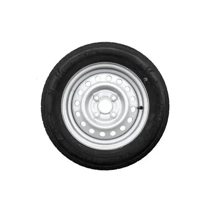 Tilhengerhjul 155/70R13 med sølvfarget stålfelg, ventil synlig foran på felgringen mot hvit bakgrunn.