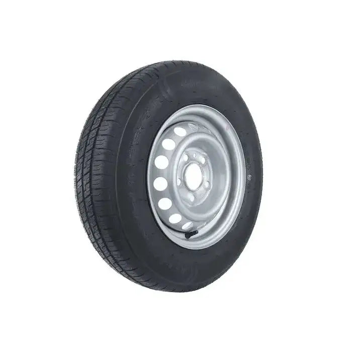 Tilhengerhjul 165/R13C med sølvfelg, synlig ventil og runde hull, skråvisning mot hvit bakgrunn.