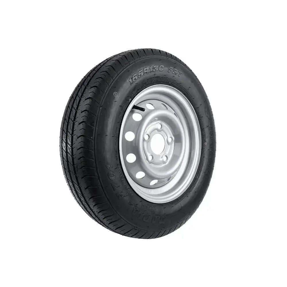 Tilhengerhjul 165R13C med sølvfelg, skråvisning som fremhever dekkmønster og fem bolthull mot hvit bakgrunn.
