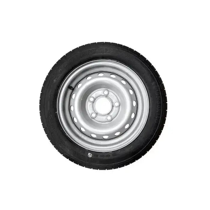 Tilhengerhjul med sort dekk og sølv stålfelg, frontvisning som fremhever runde lufthull mot hvit bakgrunn.