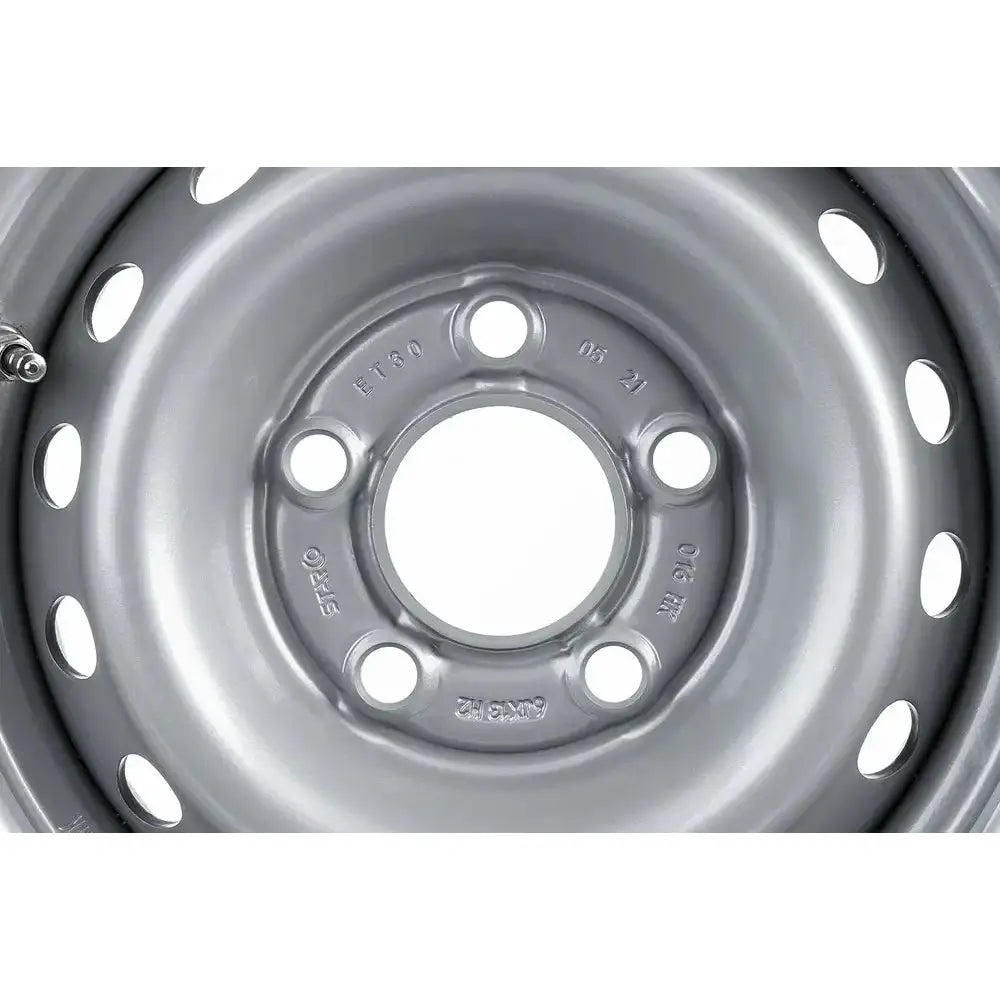 Tilhengerhjul med sølvfarget stålfelg, nærbilde som fremhever bolthull og preget teknisk informasjon.