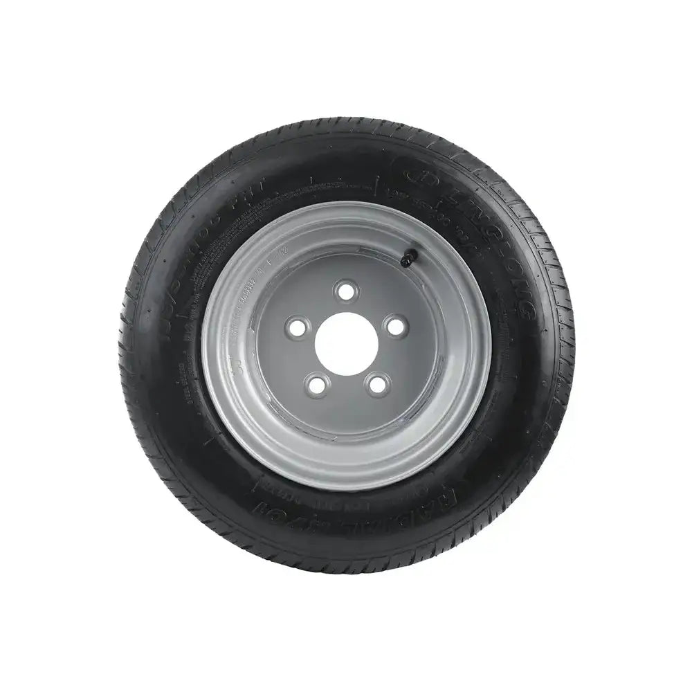 Tilhengerhjul med svart dekk og sølvfelg, fem bolthull og ventil synlig, sett rett forfra mot hvit bakgrunn.