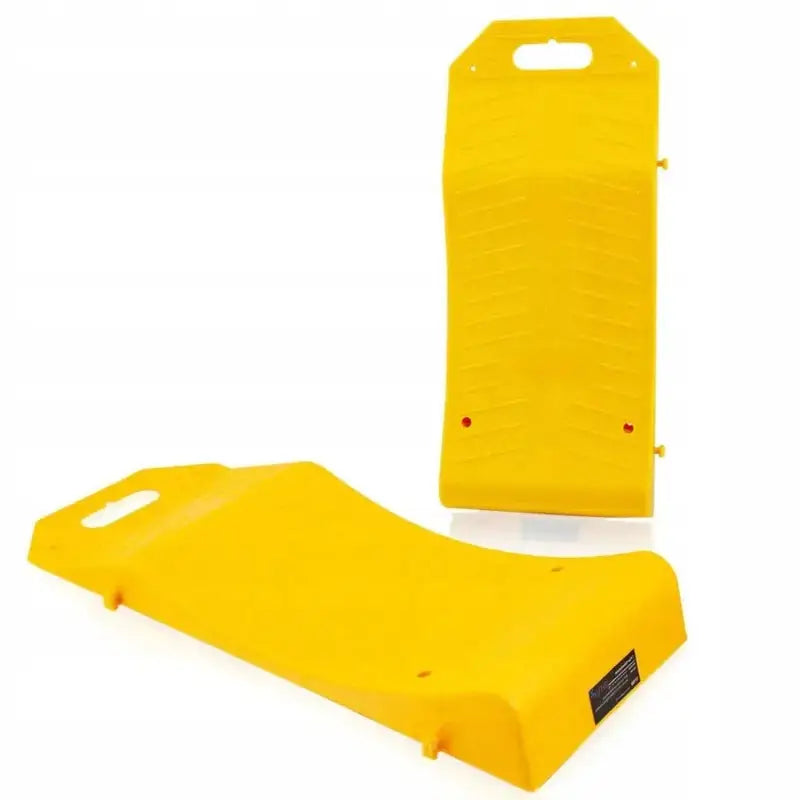 Hjulunderlag beskyttelse for dekk, to gule plastkjelker med bærehåndtak sett fra skrå vinkel.