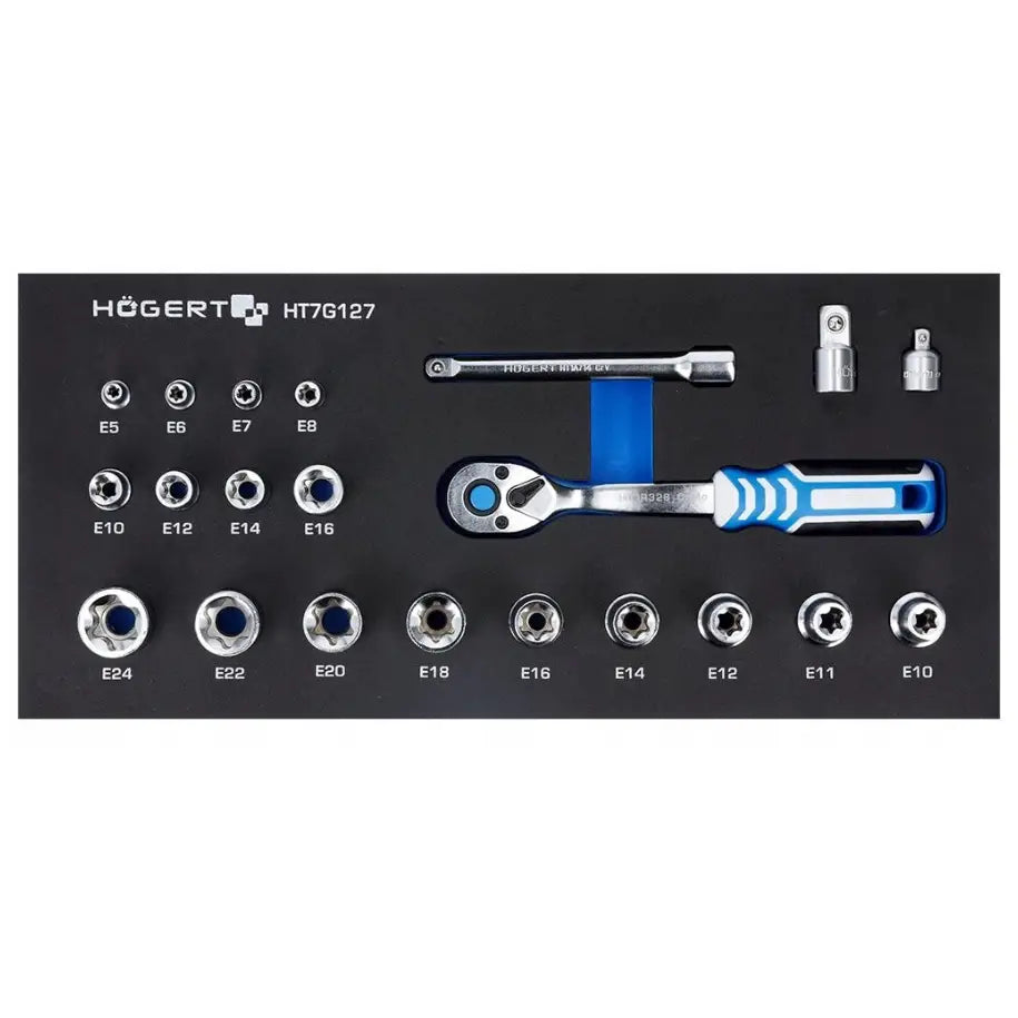 Torx-piper og tilbehør med skralle, blått og sølv håndtak, ryddig organisert på sort underlag, sett ovenfra.