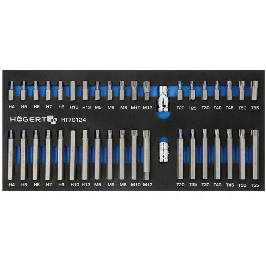 Metallbits i ulike størrelser og former, oversiktlig arrangert i blå og svart skuminnmat, sett ovenfra.