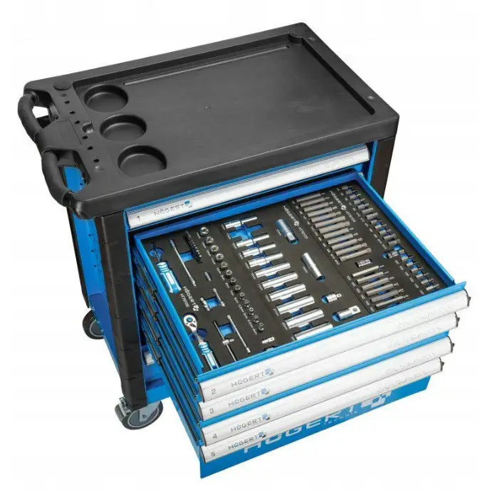 Hogert verkstedsskap med åpen skuff, sorterte piper og verktøy i skuminnlegg, blå og svart vogn.