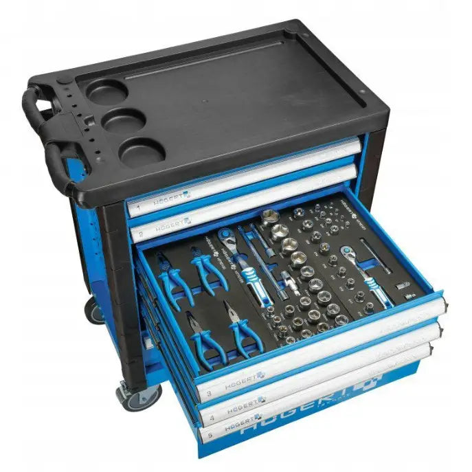 Hogert verkstedsskap med åpen skuff, viser sorterte håndverktøy og fastnøkler i blå verktøytralle.