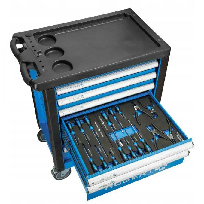 Hogert verkstedsskap og verktøysett, skrå oversikt med åpen skuff som viser skrutrekkere og tenger.