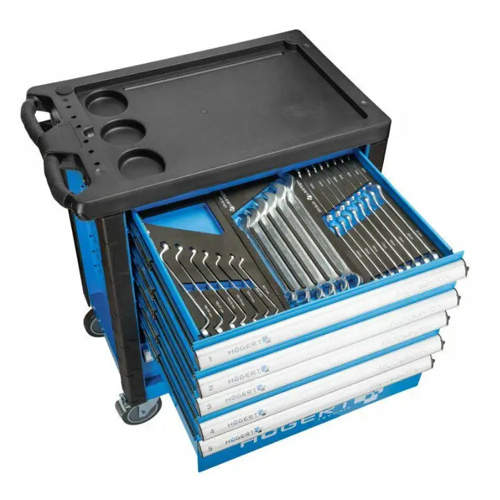 Hogert verkstedsskap med åpen skuff, sorterte fastnøkler og ringnøkler, plasttopp med koppholdere.