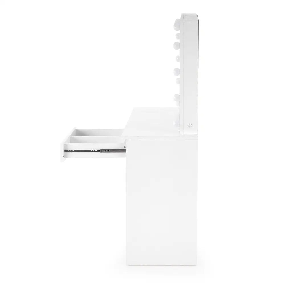 HOLLYWOOD sminkebord i hvitt tre, sidevisning med åpen skuff og speil med lyspærer langs kanten.