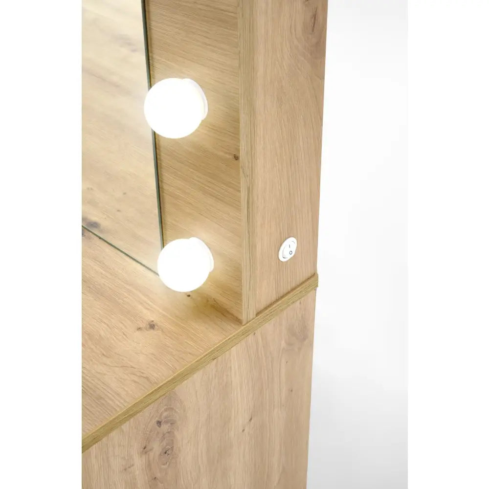 HOLLYWOOD XL sminkebord, detalj av lyst eikehjørne med innebygd speil, to lyspærer og hvit bryter på siden.
