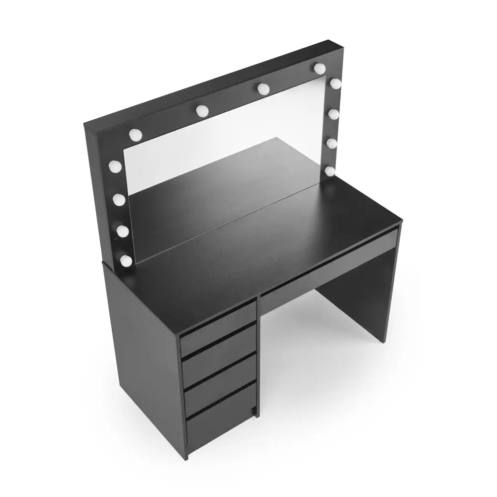 HOLLYWOOD XL sminkebord i svart, sett skrått ovenfra med fire åpne skuffer og speil omkranset av lyspærer.