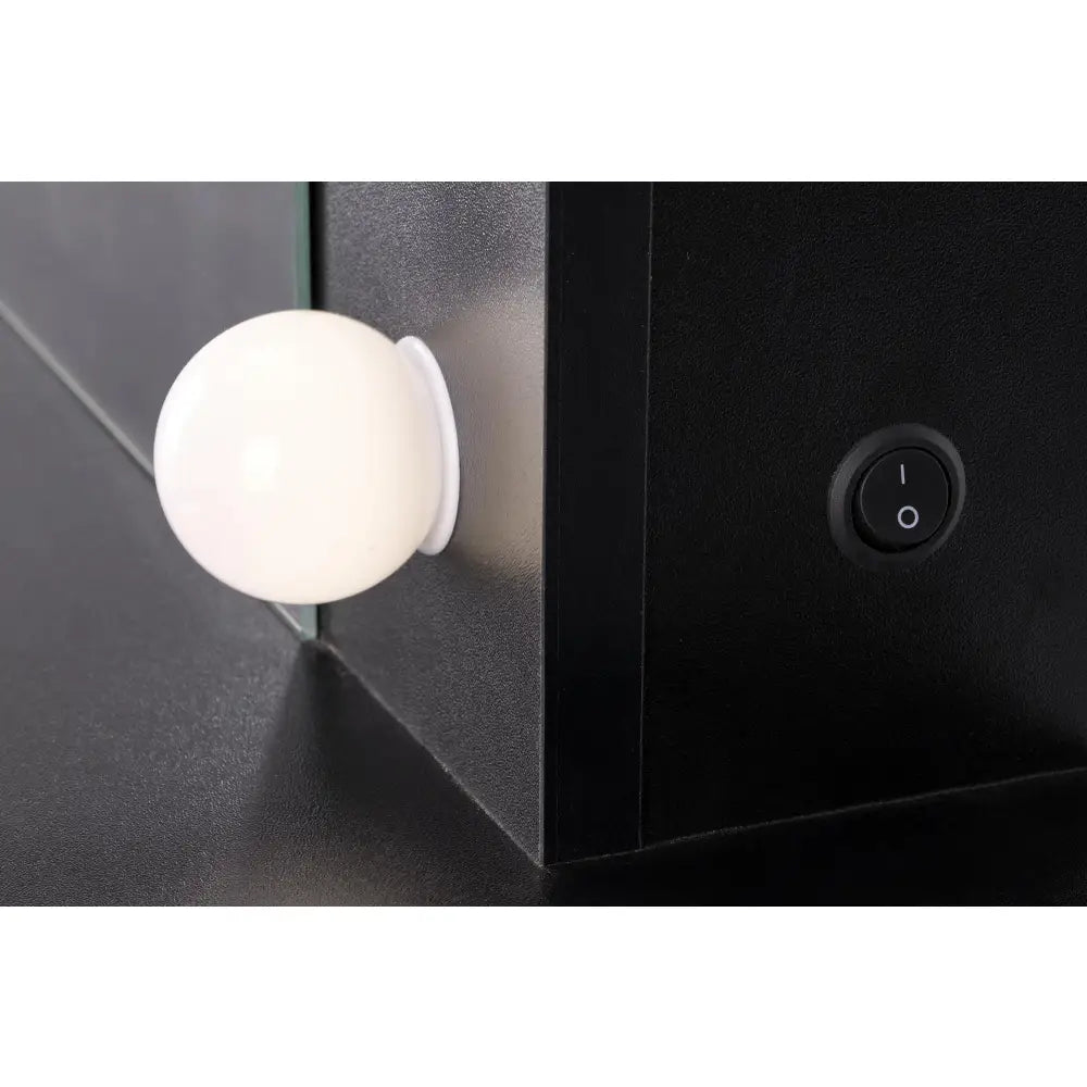 HOLLYWOOD XL sminkebord svart, nærbilde av hvit lyspære og av/på-bryter på sort hjørne.