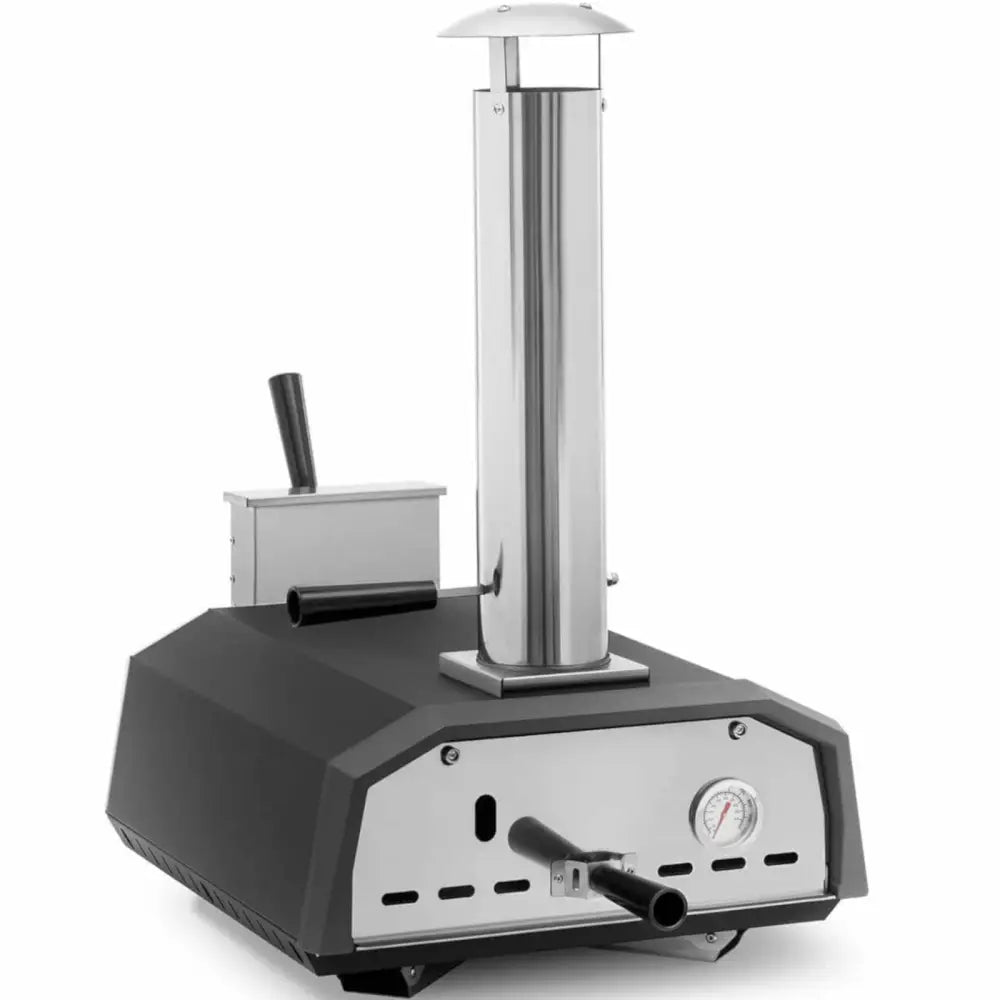 Home-fired pizzaovn, bakside med stor skorstein, synlig termometer, luftventil og sort håndtak.