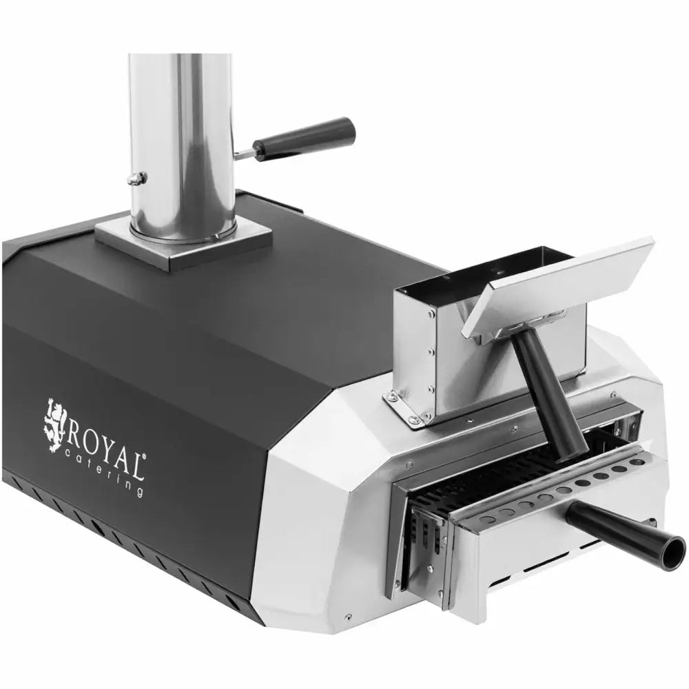 Home-fired pizzaovn i sort og sølv, bakfra med håndtak, brenselåpning og Royal Catering-logo.